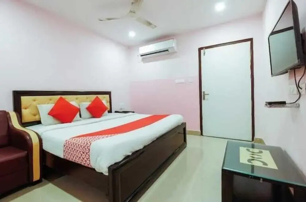 iROOMZ Hotel Diamond Park