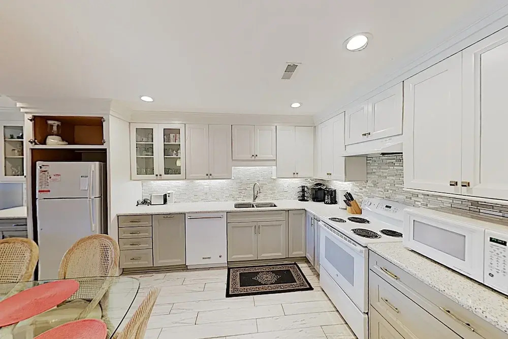 New Listing! Updated Golf Course Condo, Near Beach cottage