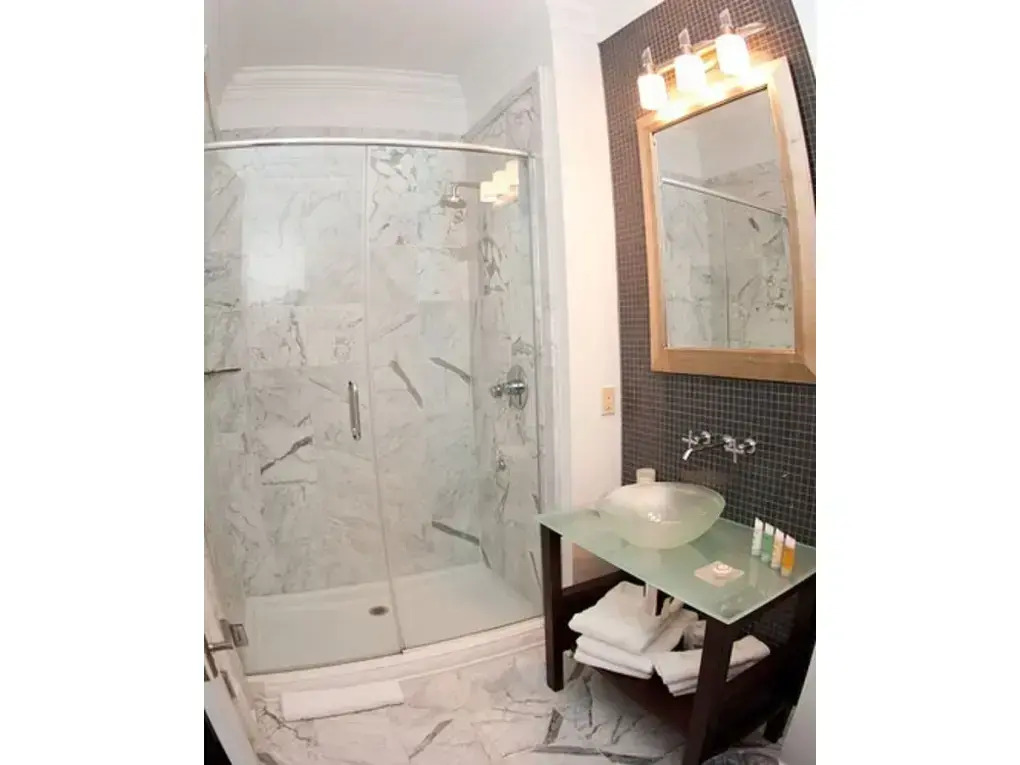 Carriage House Hotel