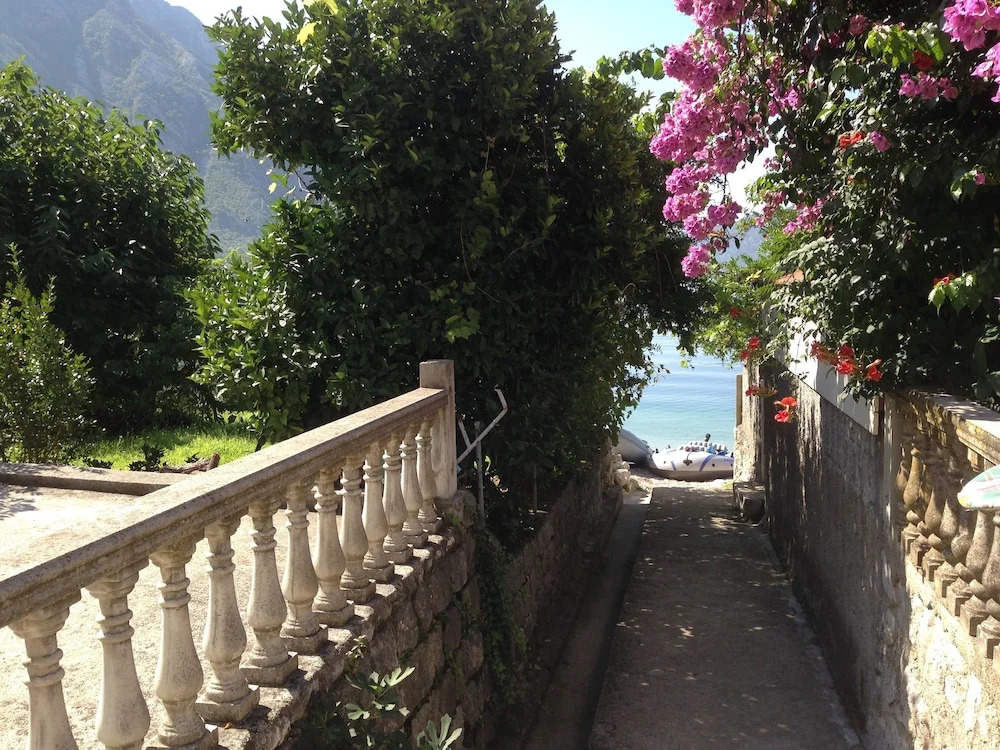 Spacious Family 4BR Seaside House, Fantastic Sea Views, 20 Meters to Beach