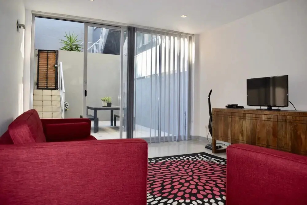 Tranquil 1 Bedroom Apartment With Sunny Courtyard
