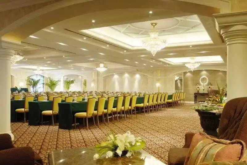 Howard Johnson Regal Court