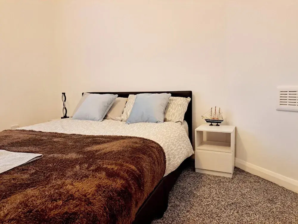 2 Bedroom House in Leeds - Sleeps 5, Wifi, Parking
