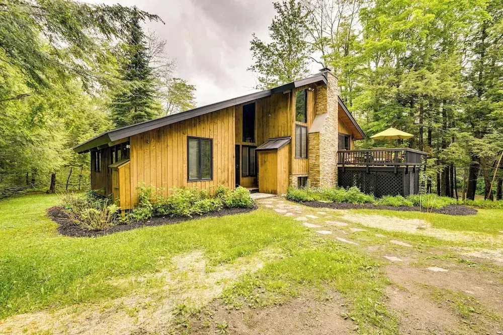 Jamaica Vacation Home w/ Deck: 8 Mi to Skiing!