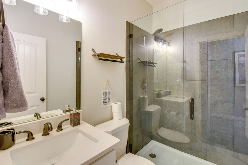 Mtn-view Getaway w/ Deck in Clayton: 1 Mi to Golf!