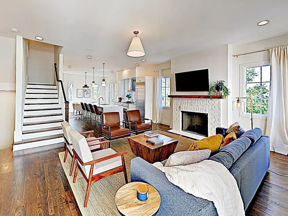 All-suite Townhome W/ Designer Furnishings 3 Bedroom Townhouse