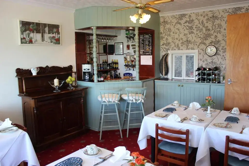 Rolling Waves Hotel - Guest house