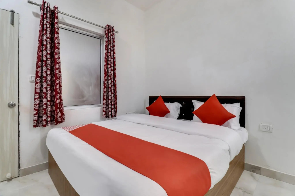 Hotel Rj18 by OYO Rooms