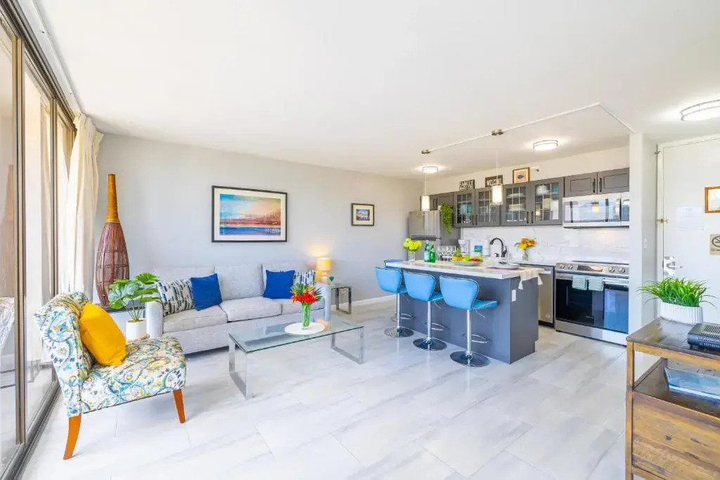 Beautiful 34th Floor with Mountain Views - 1 Block from Beach - Parking incl