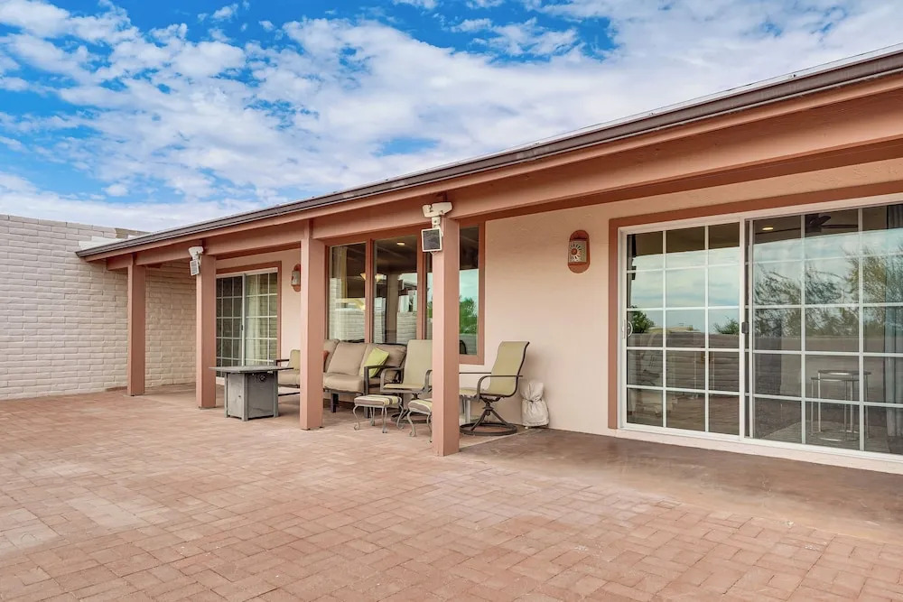 Mtn-view Townhome w/ Pools: 5 Mi to Sabino Canyon!