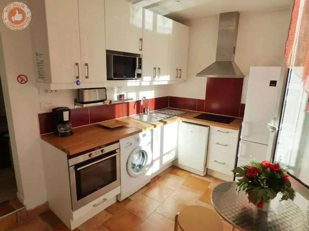 ALC - A523 - 4 min PALAIS AND BEACHES