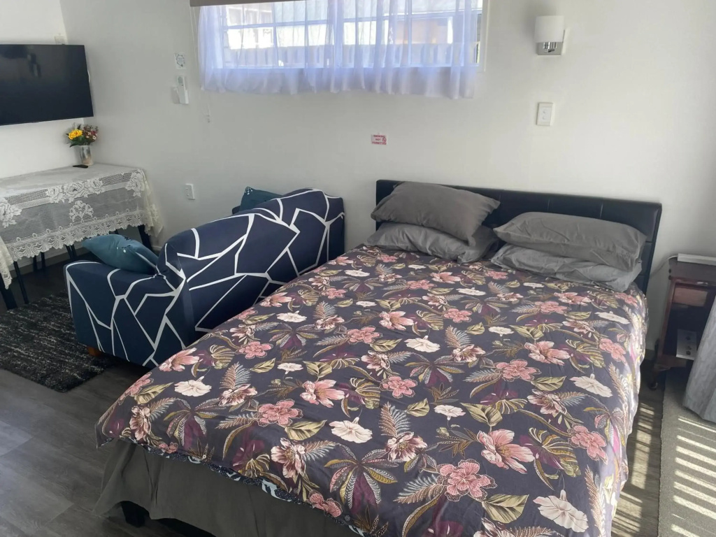 Homestay En-Suite Private Bathroom, Private Entrance, Heatpump, Netflix close to Hospital