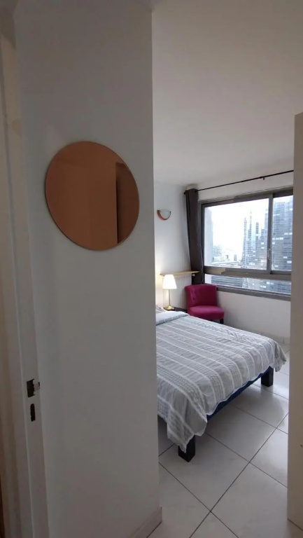 5 mn (450 m) walk Metro/La Defense/3BR/8Pers