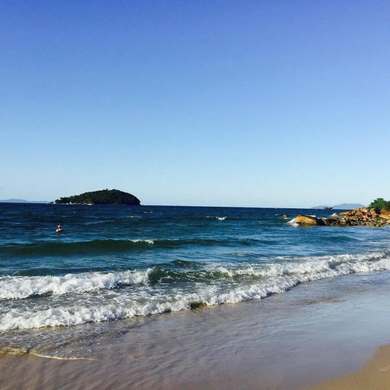 Apto c/ sacada a 5 min da praia em Canajurê CRO206