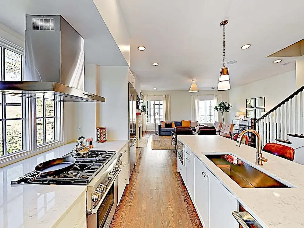 All-suite Townhome W/ Designer Furnishings 3 Bedroom Townhouse