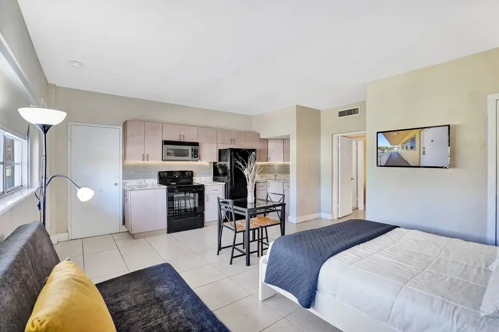 Gorgeous River-view Apartment Hallandale Beach :)