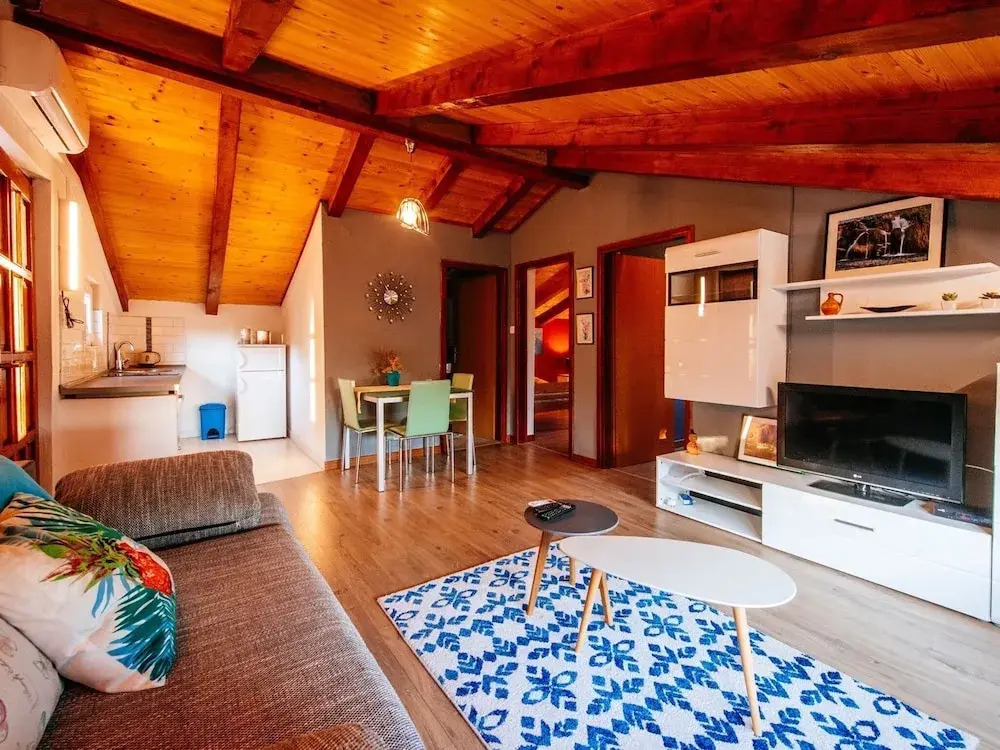 Lovely Holiday Home With Private Pool, Home Gym, Traditional Tavern, Stone BBQ