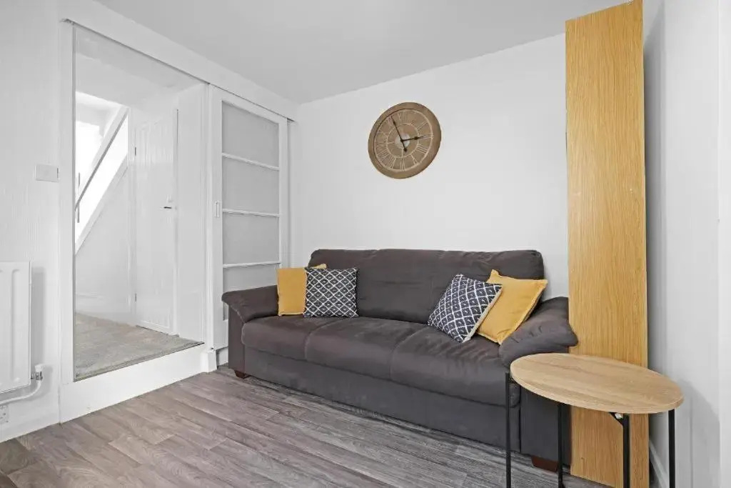 Heathrow Living Stanwell Serviced House 5 bedrooms