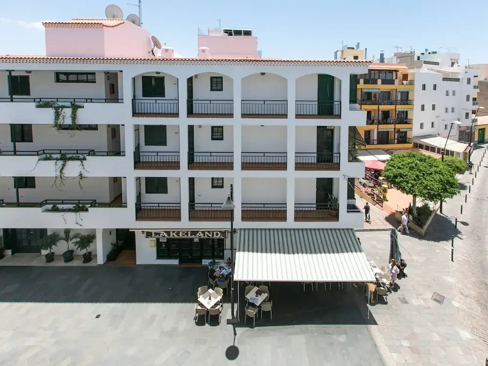 The Midpoint Apartment, Coastal Life Between the Two Beaches