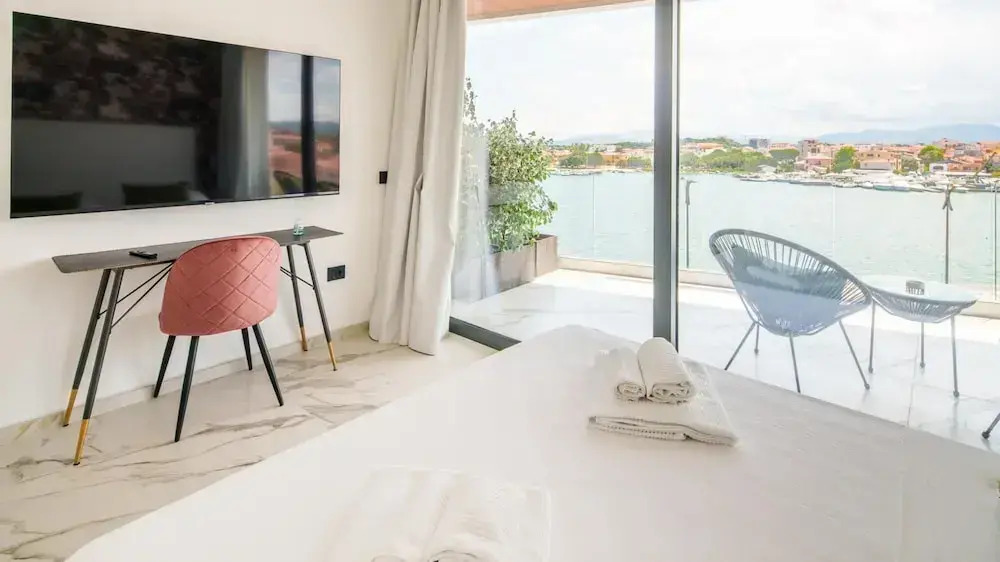 Welcomely - Deluxe Room - Amii Stewart