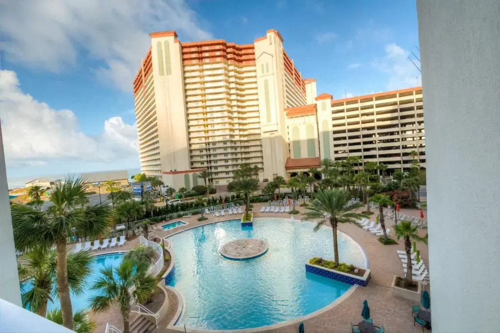 Large 3 Bd Penthouse 2020 In Laketown, Great Views and Amenities!