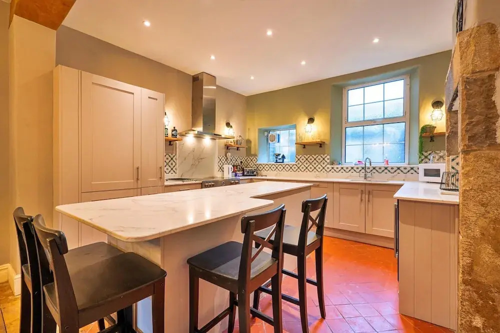 Holiday Home in Heart of Tideswell, No Deposit