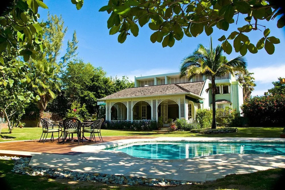 Seagrapes 5br by Jamaican Treasures