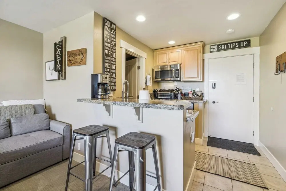 On-site Skiing: Truckee Studio w/ Balcony