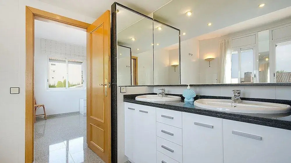 R11 Casa Blanca con gran jardin y piscina