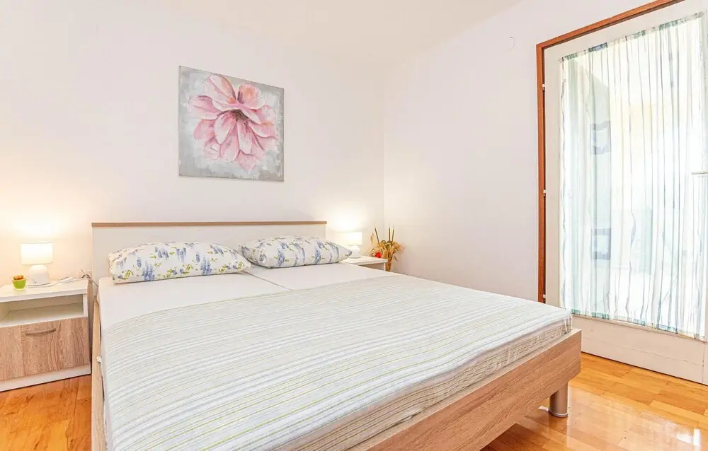 Nice Apartment in Rogoznica With Wifi and 1 Bedrooms
