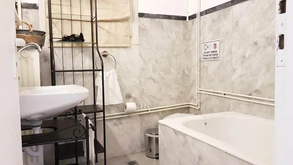 Olive Apartment- Athens Center, 4 BD, 1.5 BATH