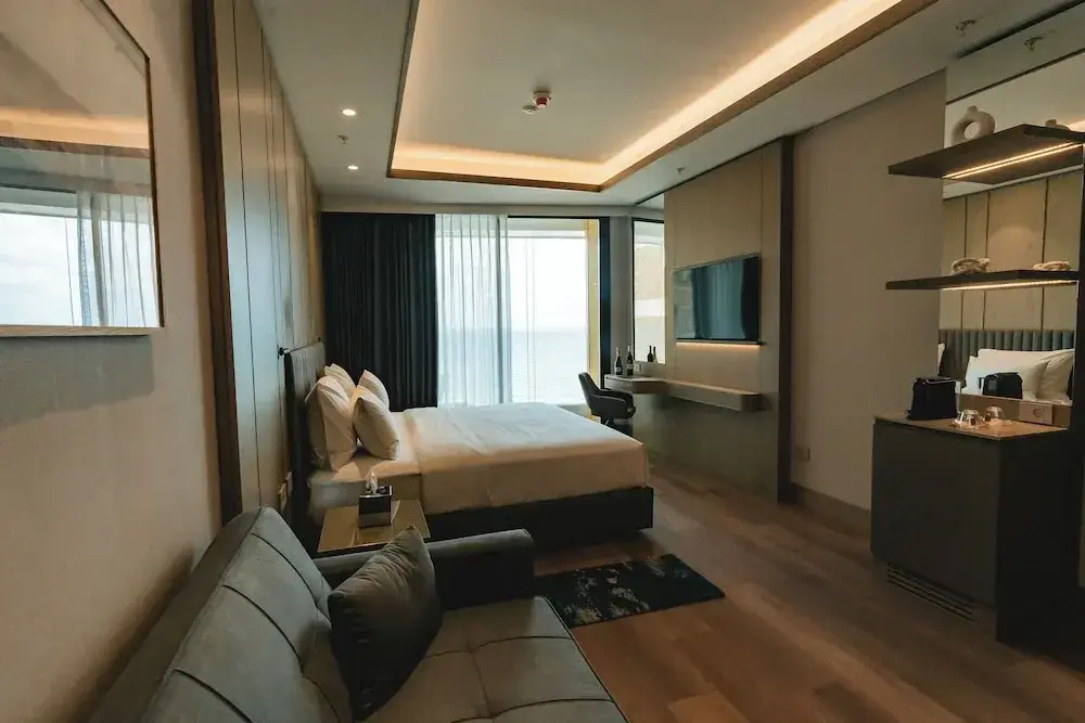 Almera Hotel
