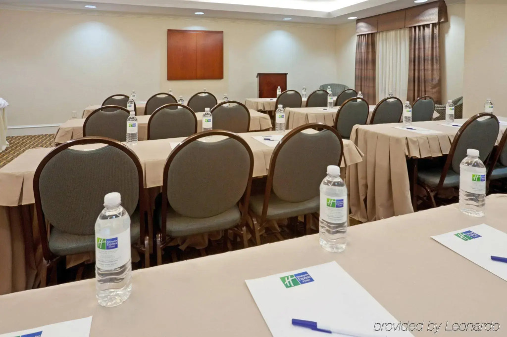 Holiday Inn Express & Suites Waxahachie by IHG
