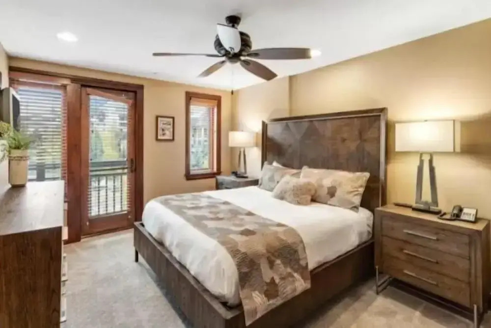 Ski In, Ski Out 3 Bedroom Condo at the Eagle Bahn Gondola With Slopeside Pool