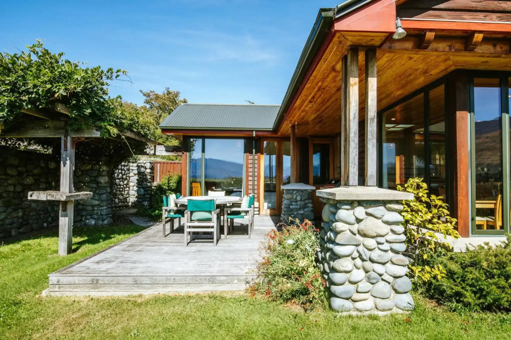 Bullock Creek Chalet - Sleeps 8 - Lake & Mountain Views - Private & Secluded