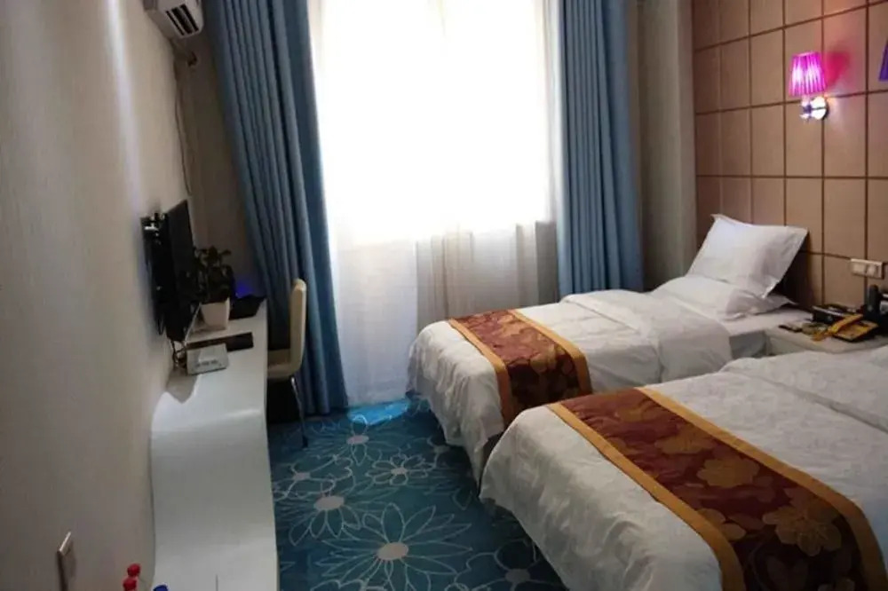 Tiantian Fashion Hotel (Luoyang Longmen High-speed Railway Station)