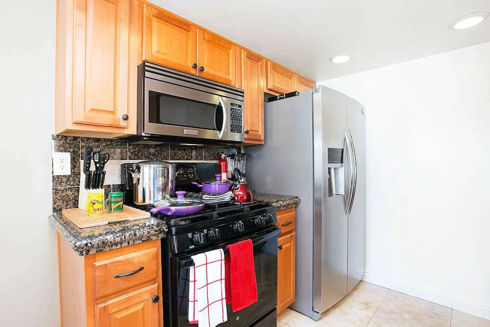 Costa Mesa/Newport - Fast WiFI - Work Stations - Free Parking - Self Check In! (CM-1)