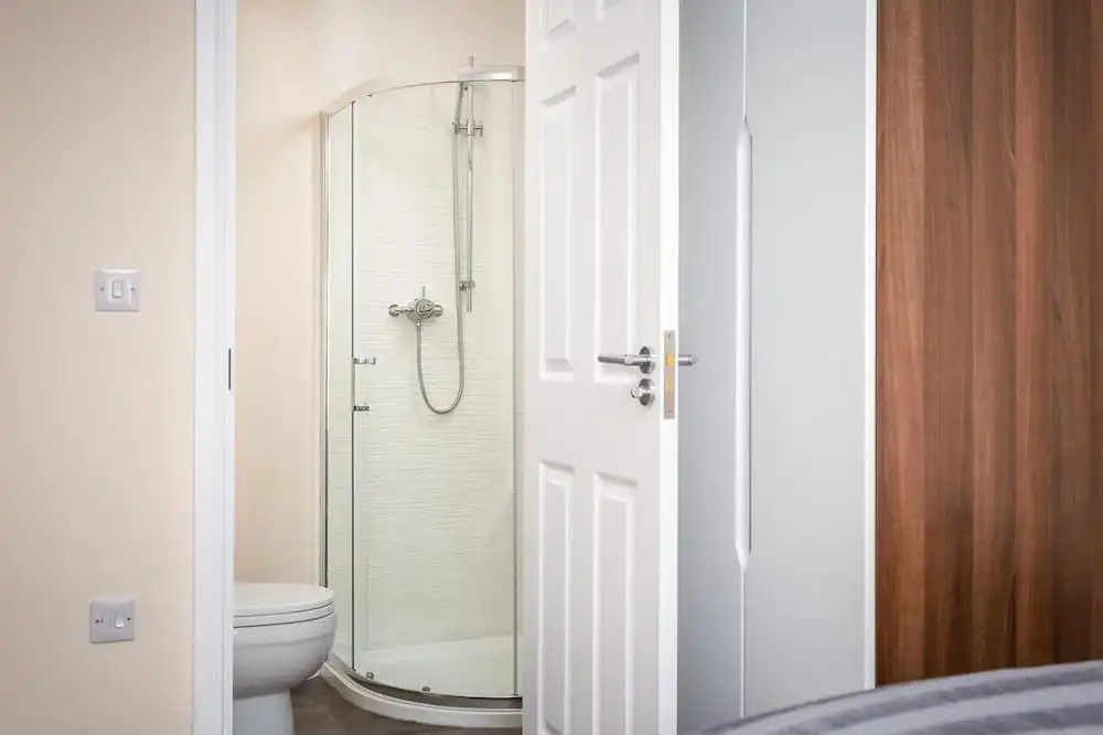 Elliot Oliver - 2 Bedroom Town Centre Apartment