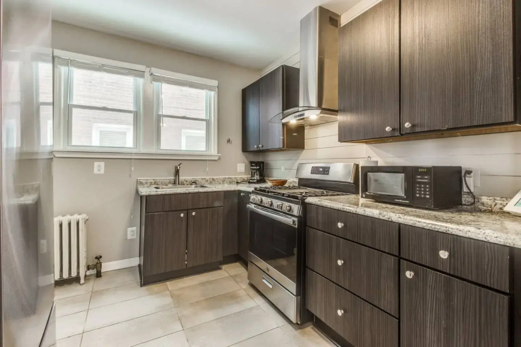 Great 6 Bedroom Peaceful Family Retreat in the University District