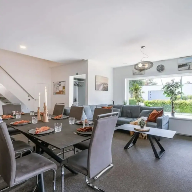 Spacious House With Garden and Parking