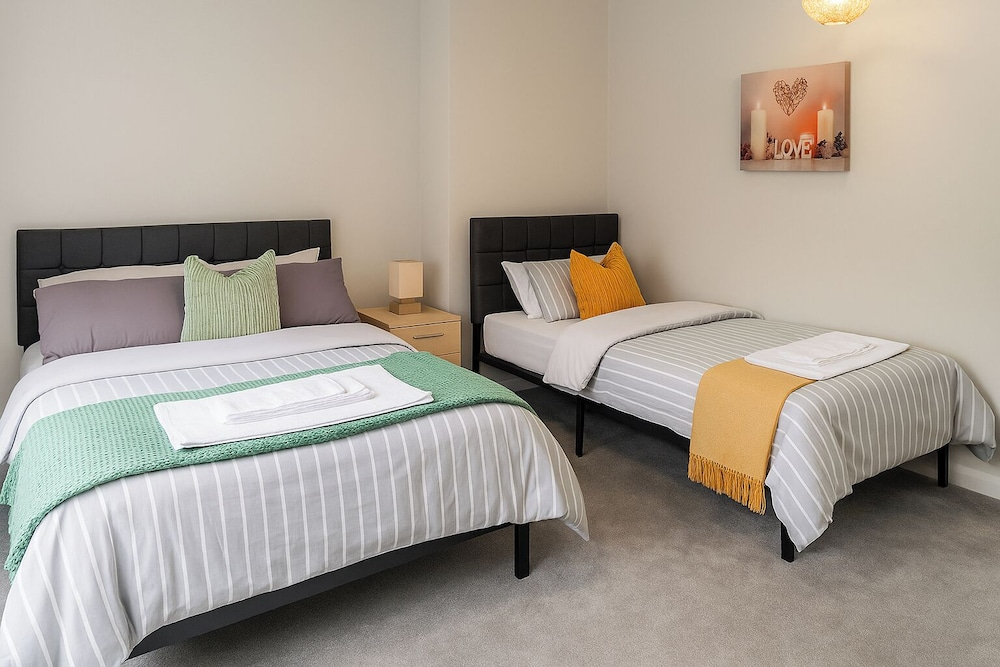 2 Bed Home - Parking, Wifi, Smart Tv