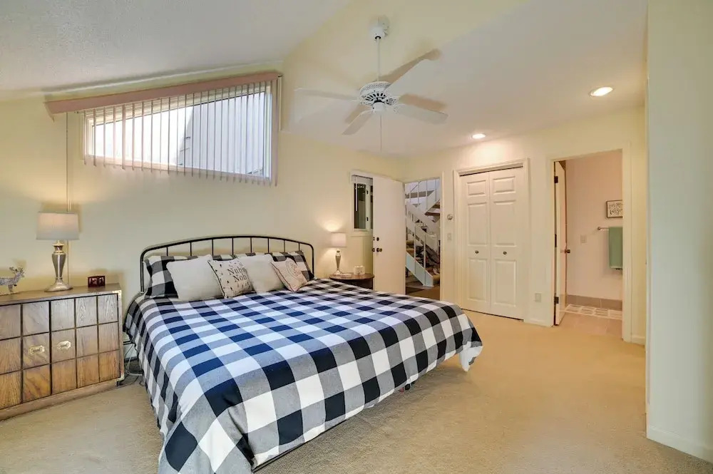 Harbor Springs Condo w/ Fireplace Near Skiing!
