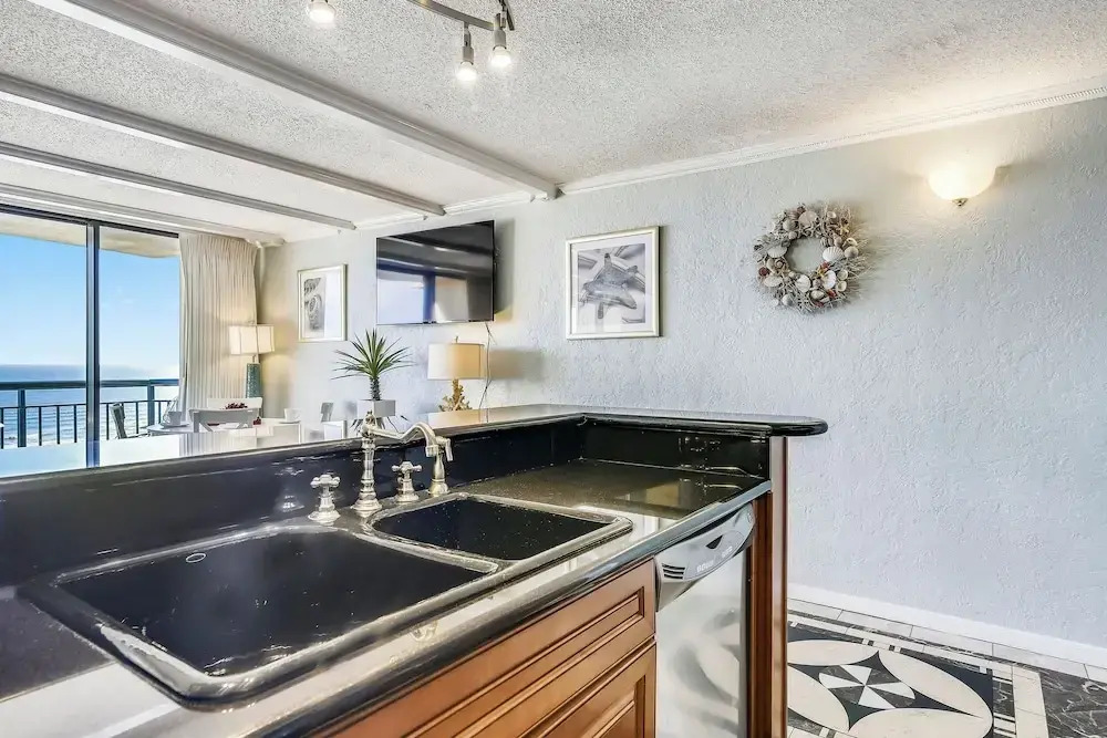 Luis' Lair by Ryson Vacation Rentals