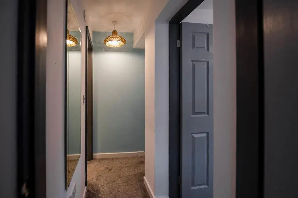 Air Host and Stay - Apartment 5 Broadhurst Court sleeps 6 minutes from town centre
