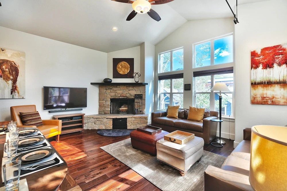 Woodside Haus 3 Bedroom Home by RedAwning