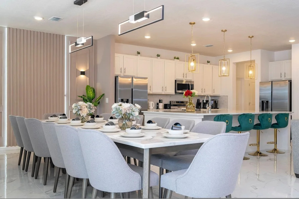 Stunning 15 Suites Close to Disney