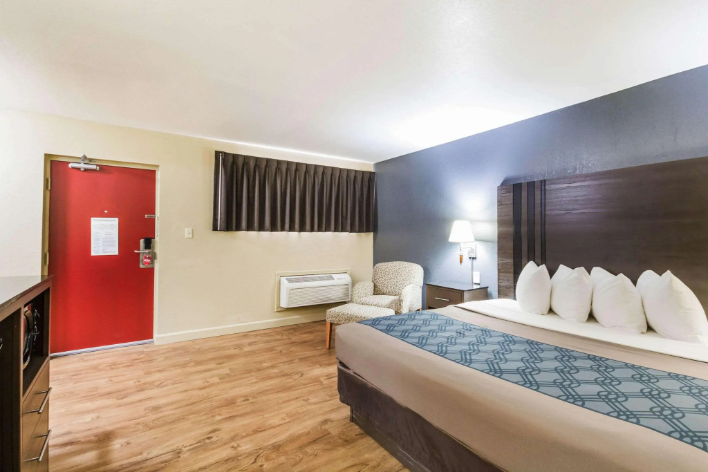 Econolodge Inn & Suites