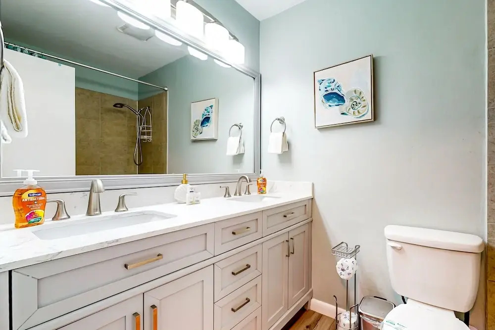 Water-view Dog-friendly Home With Outdoor Space & Entertainment Options
