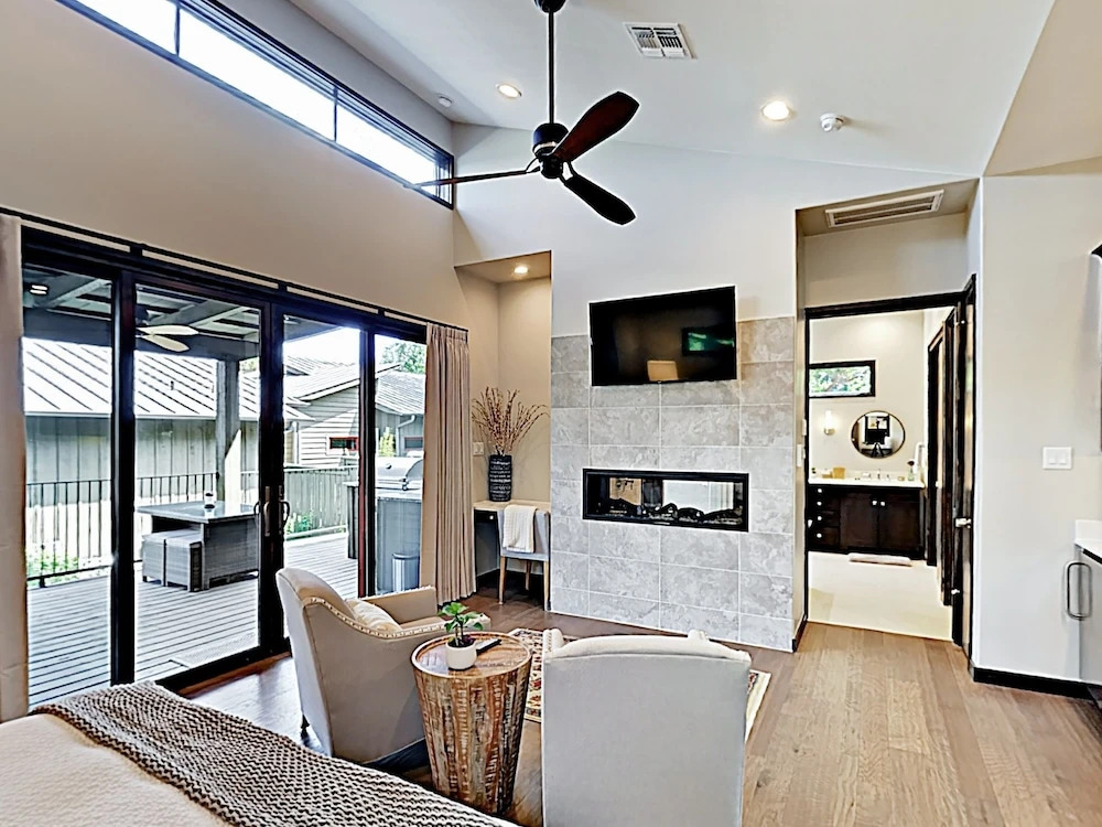 New Listing! Luxe Lake Travis Studio W/ Pool 1 Bedroom Cabin