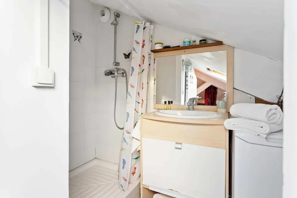 Spacious and Bright Duplex Located in the 19th